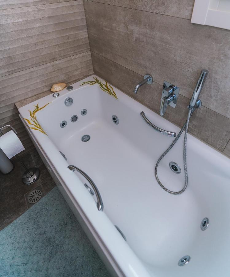 Ferienwohnung Lux House With Outdoor Jacuzzi And Sea View In Santorini Emporio  Exterior foto